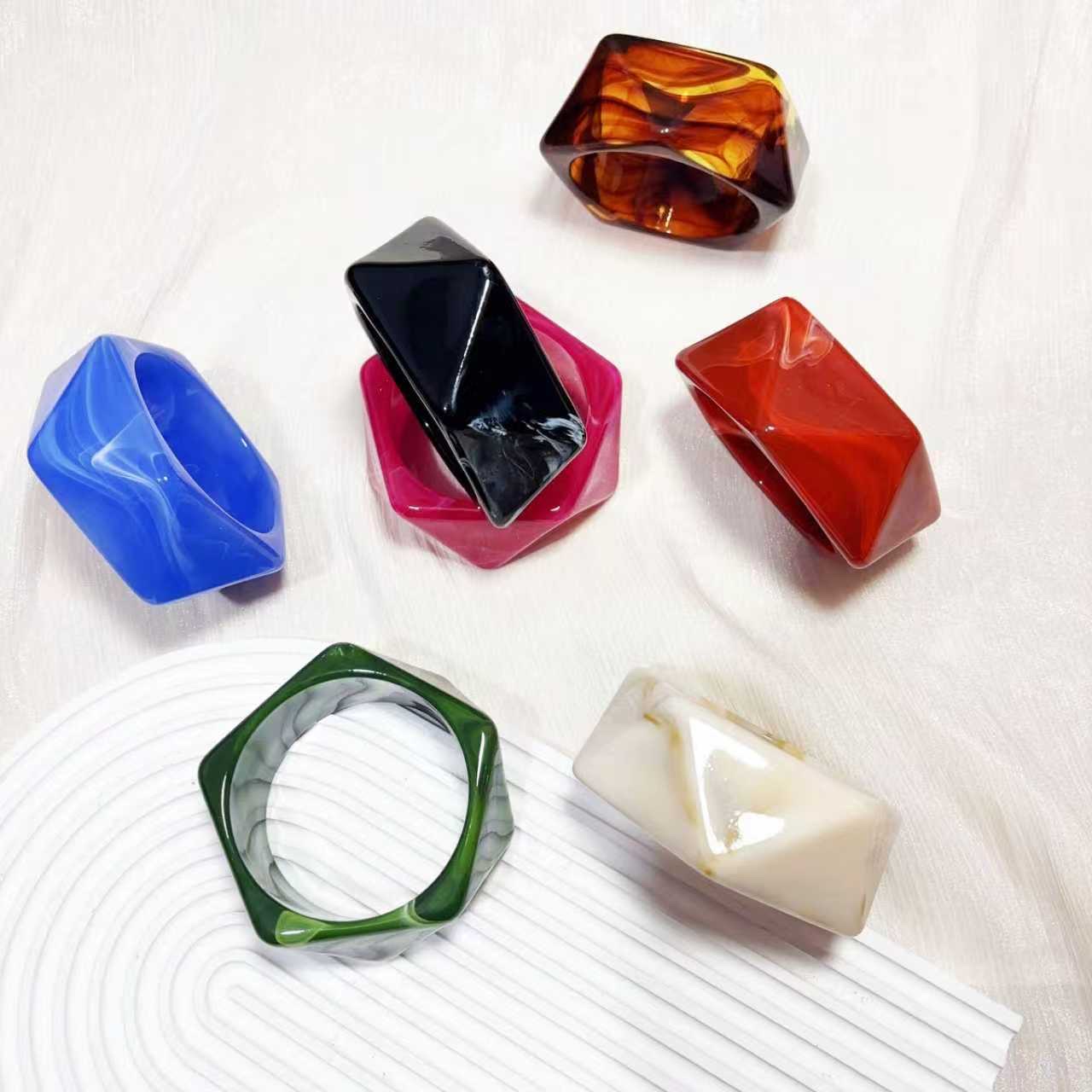 New European and American irregular resin round bracelet, a fashionable, sweet, simple and elegant wristband, a niche and high-end accessory Specification image