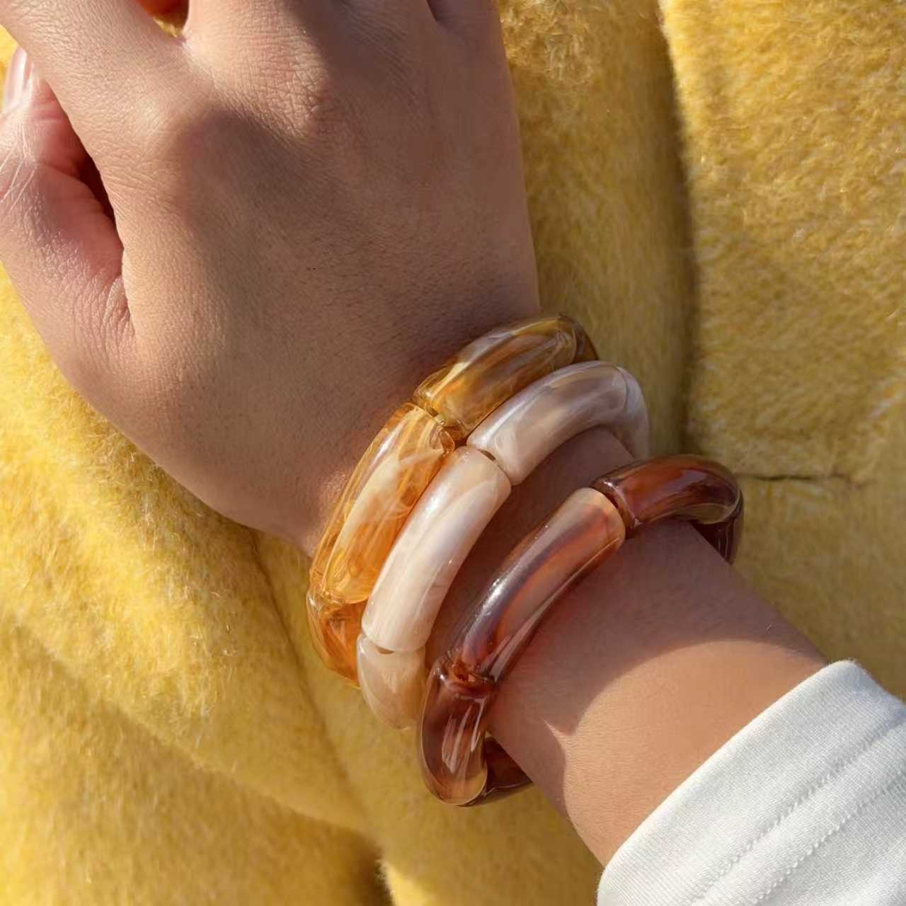The new Maillard color series curved tube acrylic three-piece bracelet from Europe and America is a niche and high-end wristband that is fashionable and versatile