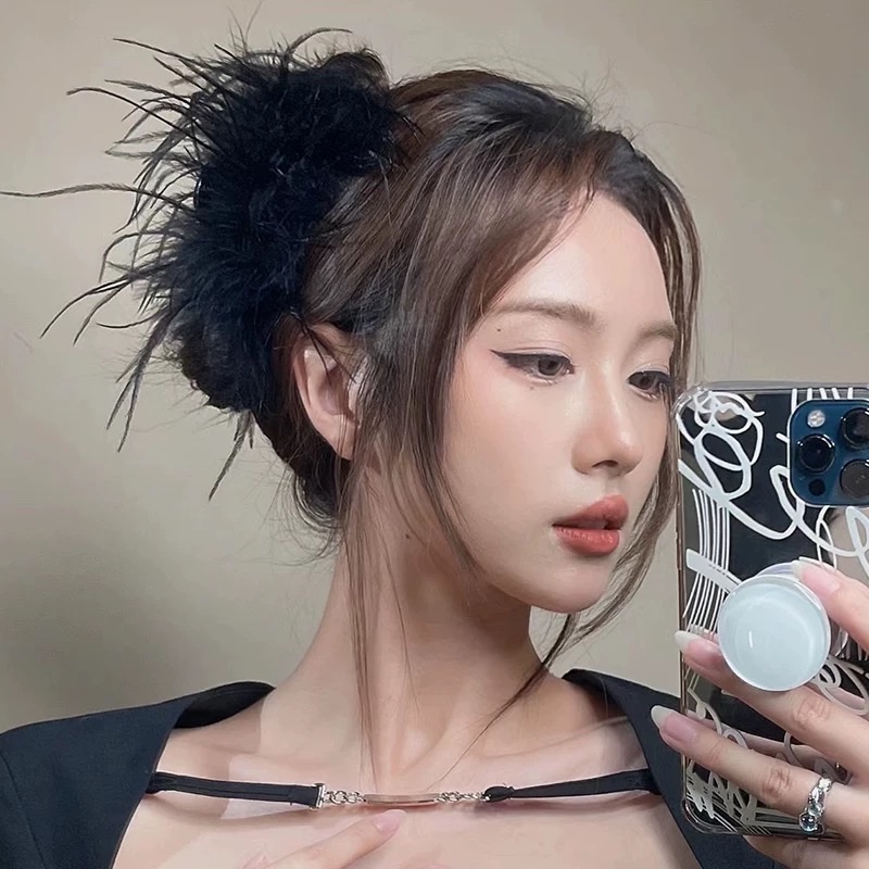 羽毛抓夹女鸵鸟发夹后脑勺秋冬发饰高级感夹子2025新款毛毛鲨鱼夹
