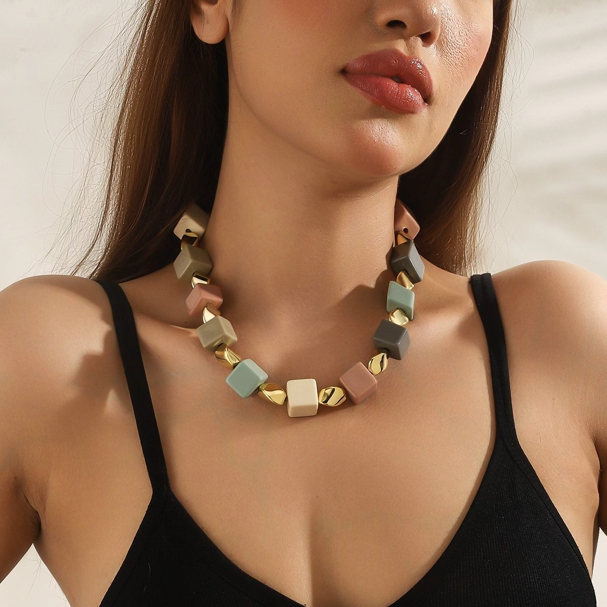European and American dopamine retro artistic resin square necklace, beaded geometric collarbone chain, fashionable and niche style necklace