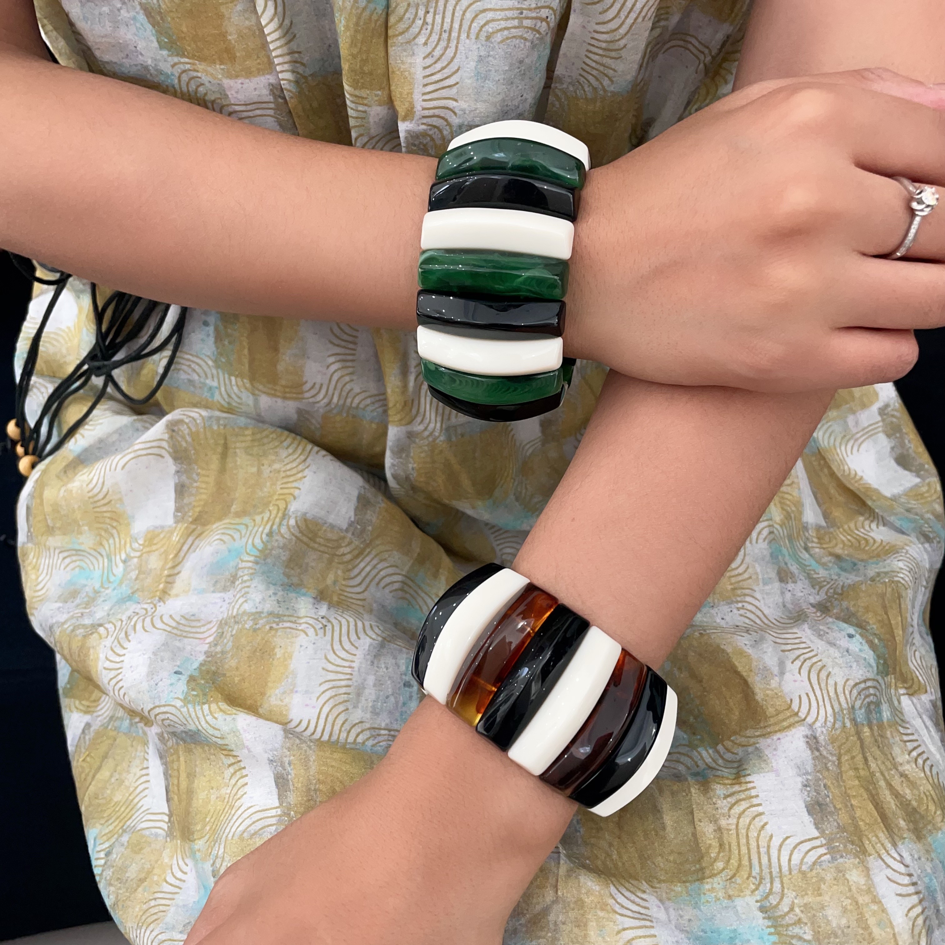European and American acrylic bracelet, fashionable marble pattern road bracelet, light luxury black and white bracelet for both men and women, new women's collection Application Scenario