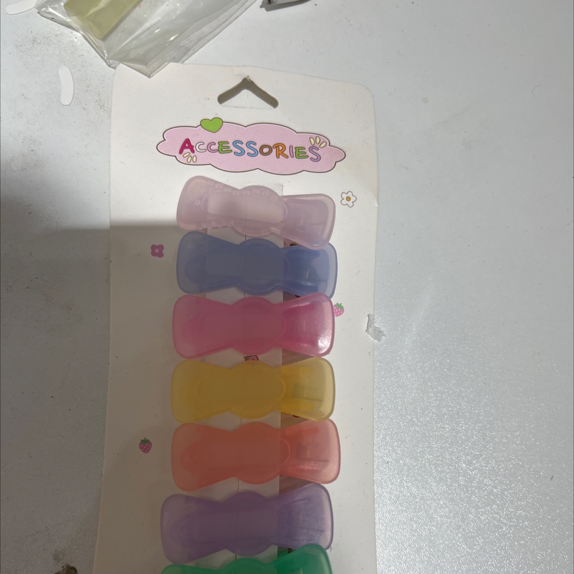 New Year red shark clip hair clip, duckbill clip, claw clip hair accessory, fashionable hairstyle accessory, women's headwear, plastic children's side clip, large hairstyle hair clip, shark clip, shark clip, duckbill clip, claw clip, New Year red hair clip, New Year Application Scenario