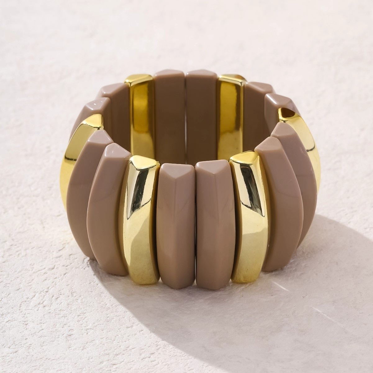 New acrylic rectangular triangular bracelet, with a unique, unconventional and exaggerated style, is fashionable, distinctive and high-end detail image 4
