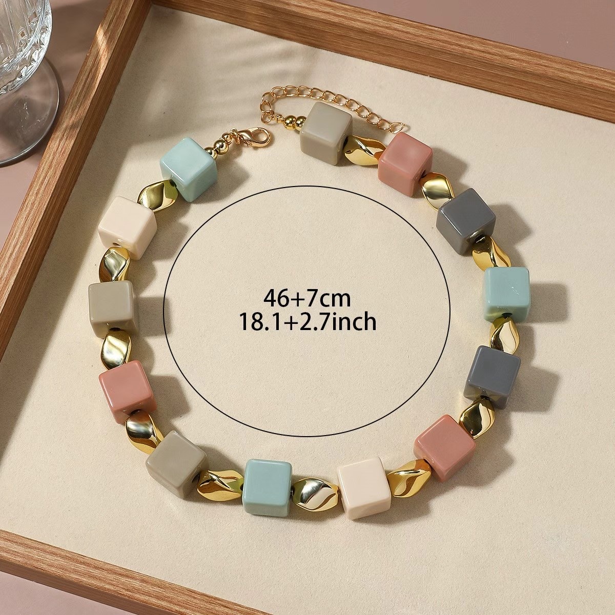 European and American dopamine retro artistic resin square necklace, beaded geometric collarbone chain, fashionable and niche style necklace Specification image