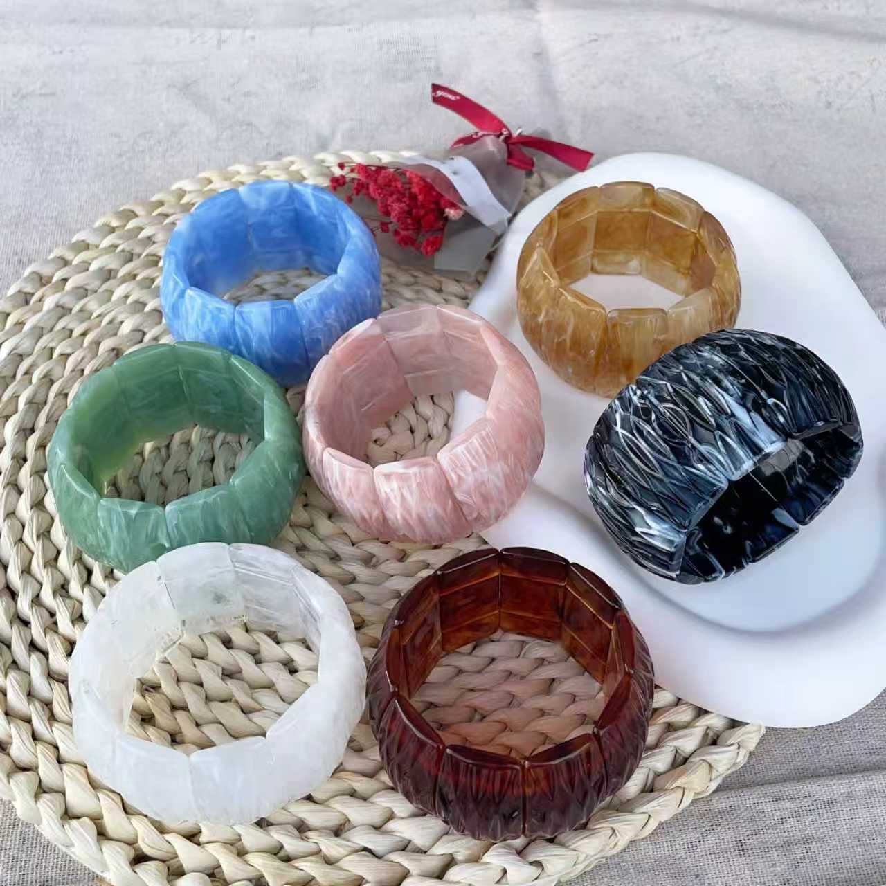 This retro colored rectangular bracelet exudes a light luxury and high-end feel. It features a simple, fashionable and niche design, making it a versatile accessory for women