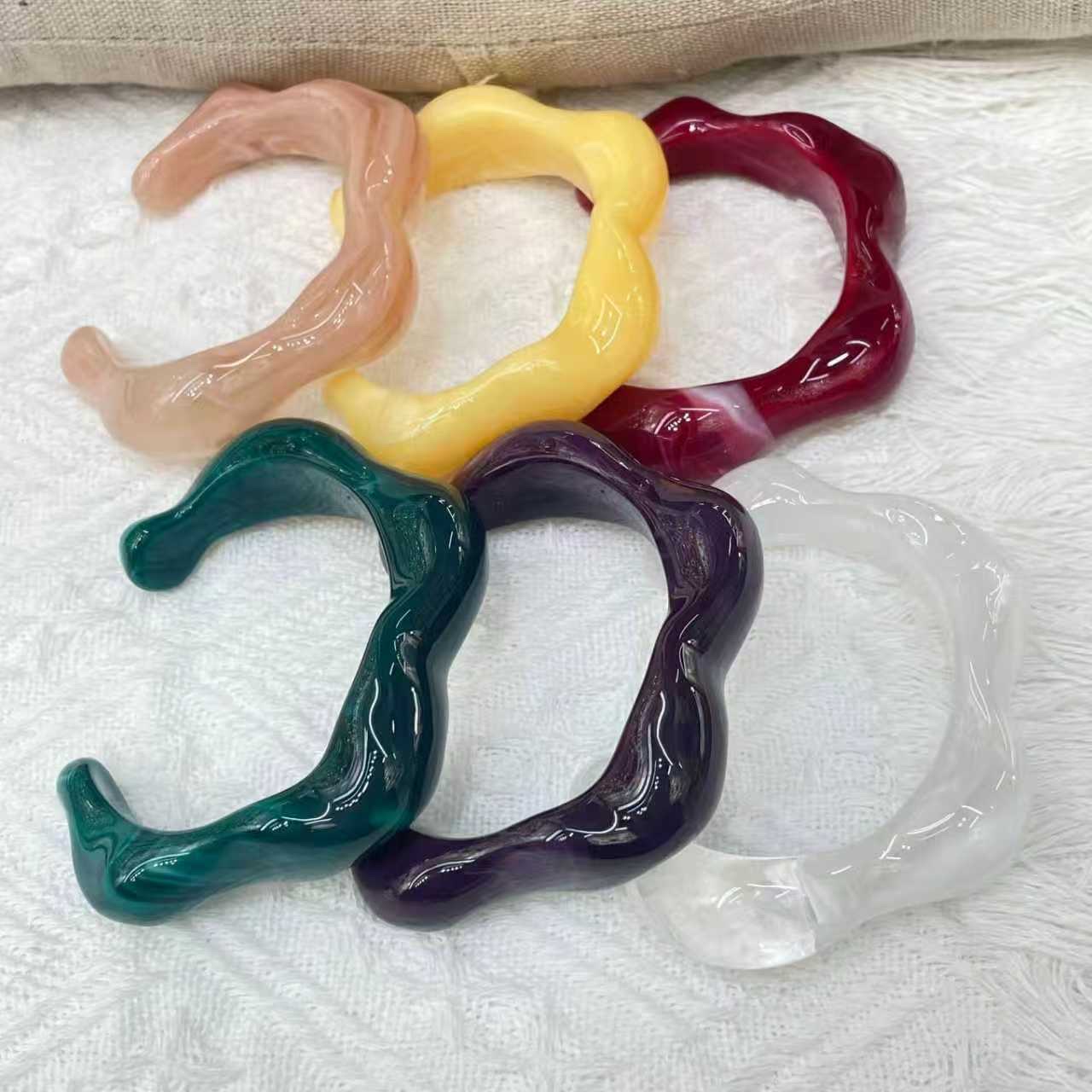 An irregular-shaped hot embossed bone texture open bracelet with a high-end, trendy and cool personality is a popular cross-border product from Europe and America