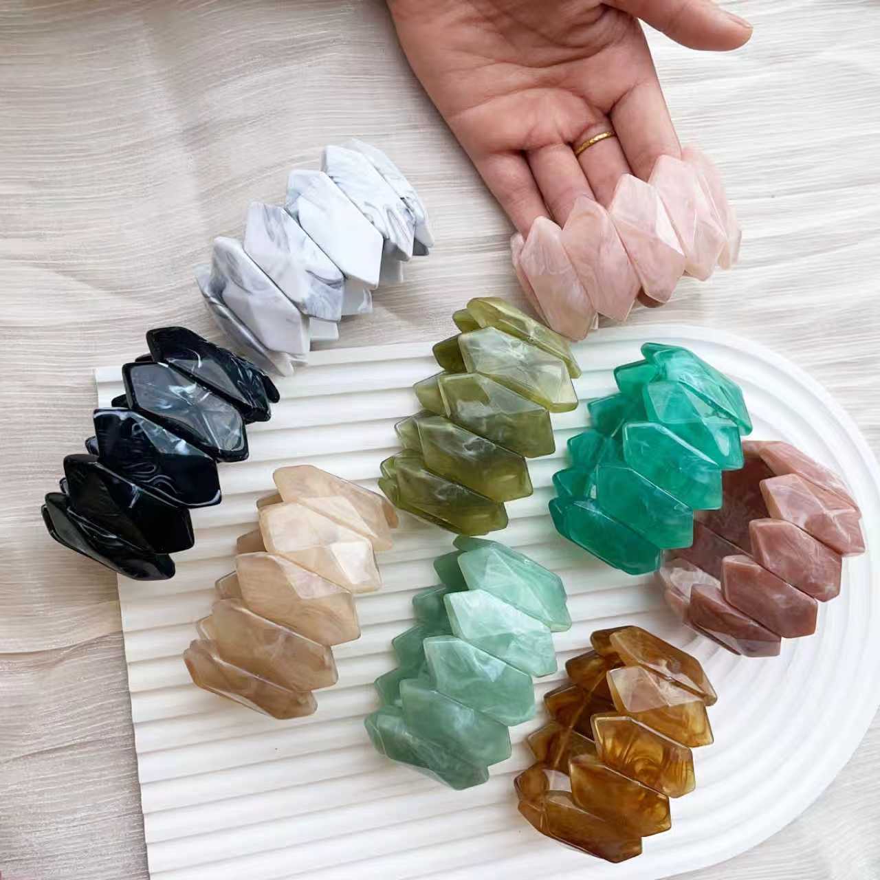 European and American cross-border colorful geometric acrylic bracelet 2025 new style simple and versatile wristband, niche and personalized jewelry details Picture