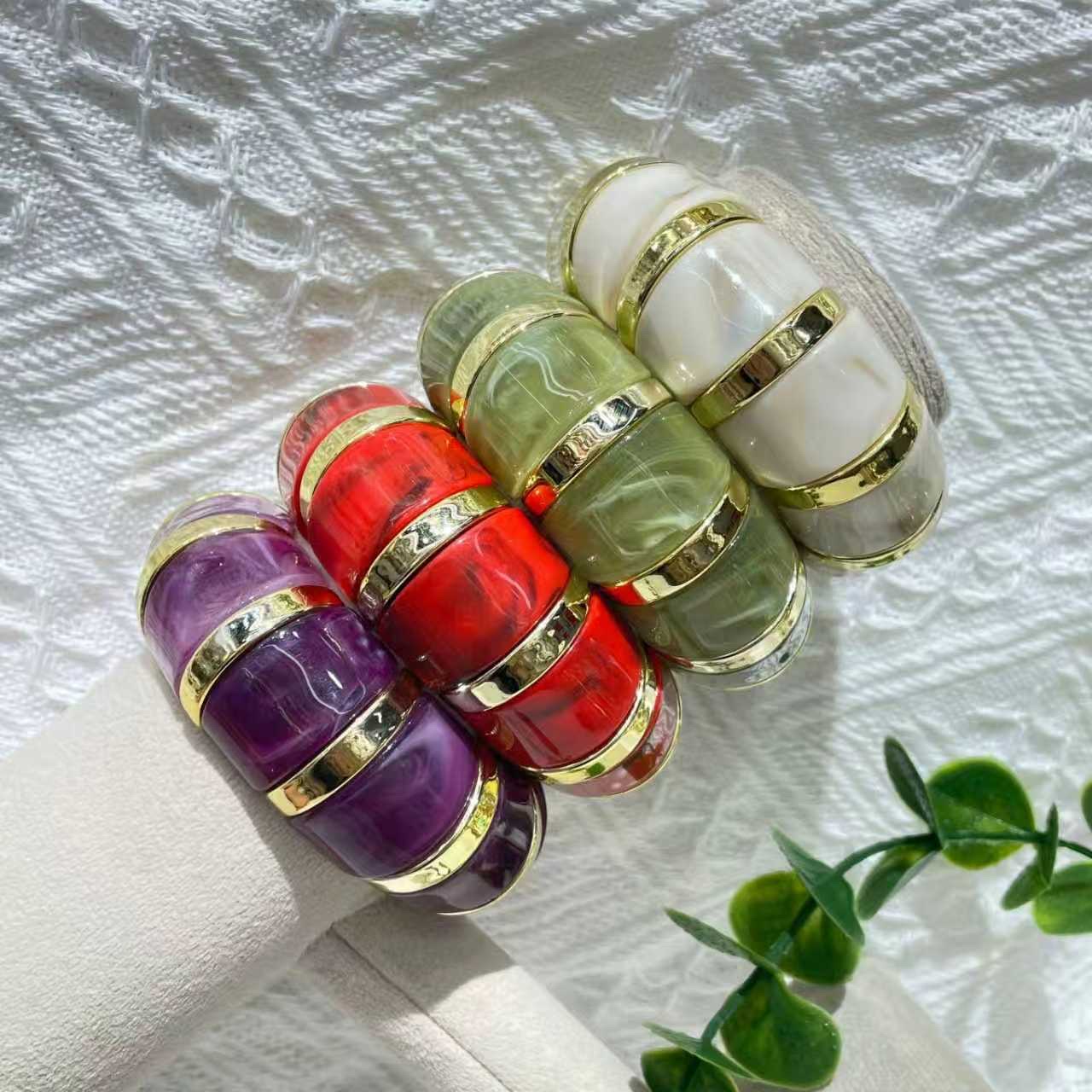 The new best-selling acrylic elastic rope bracelet features a simple and elegant Maillard style. It exudes a sense of luxury and is retro, exaggerated and cross-border Specification image