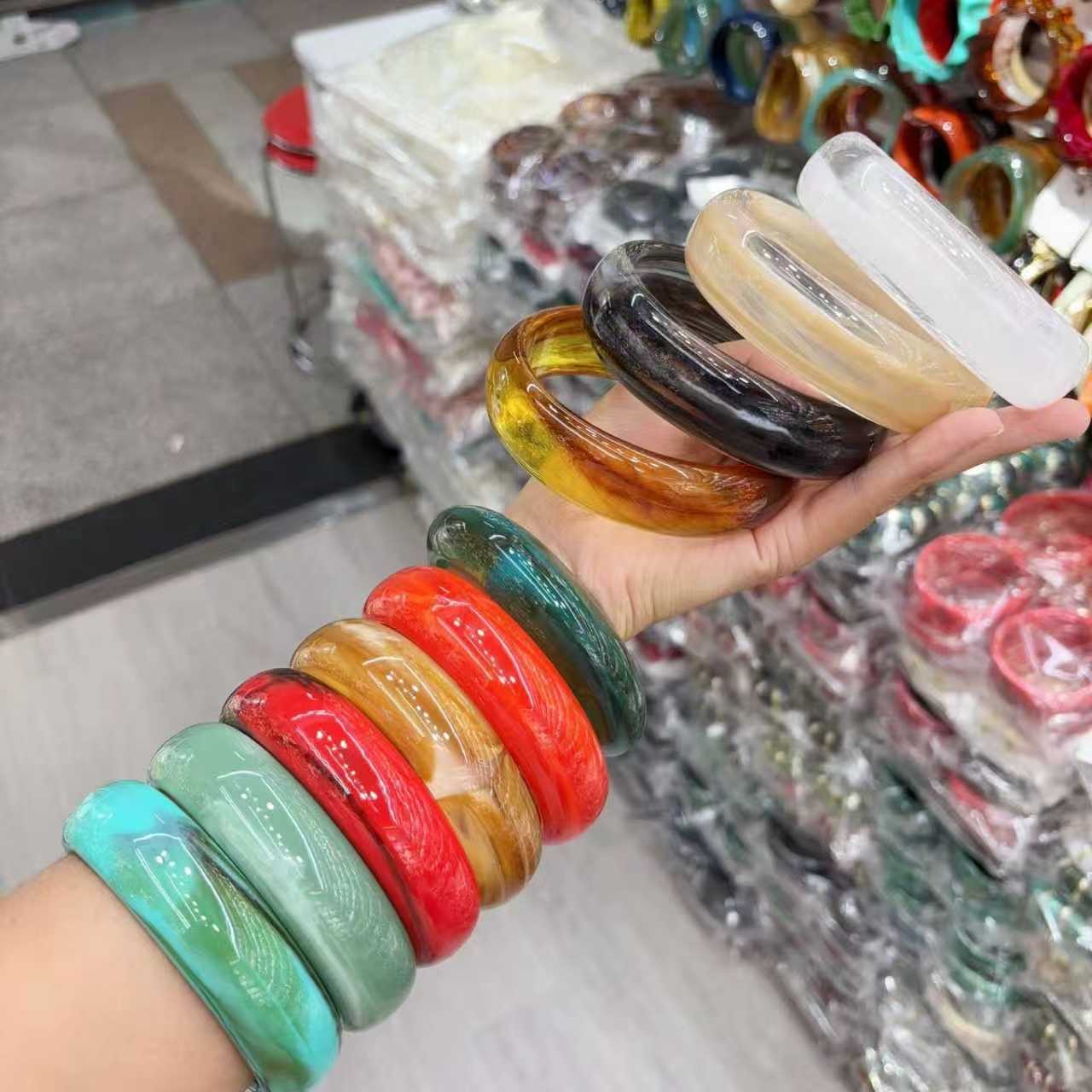 Cross-border European and American exaggerated wide round bracelet with a two-color dynamic acrylic eco-friendly bracelet