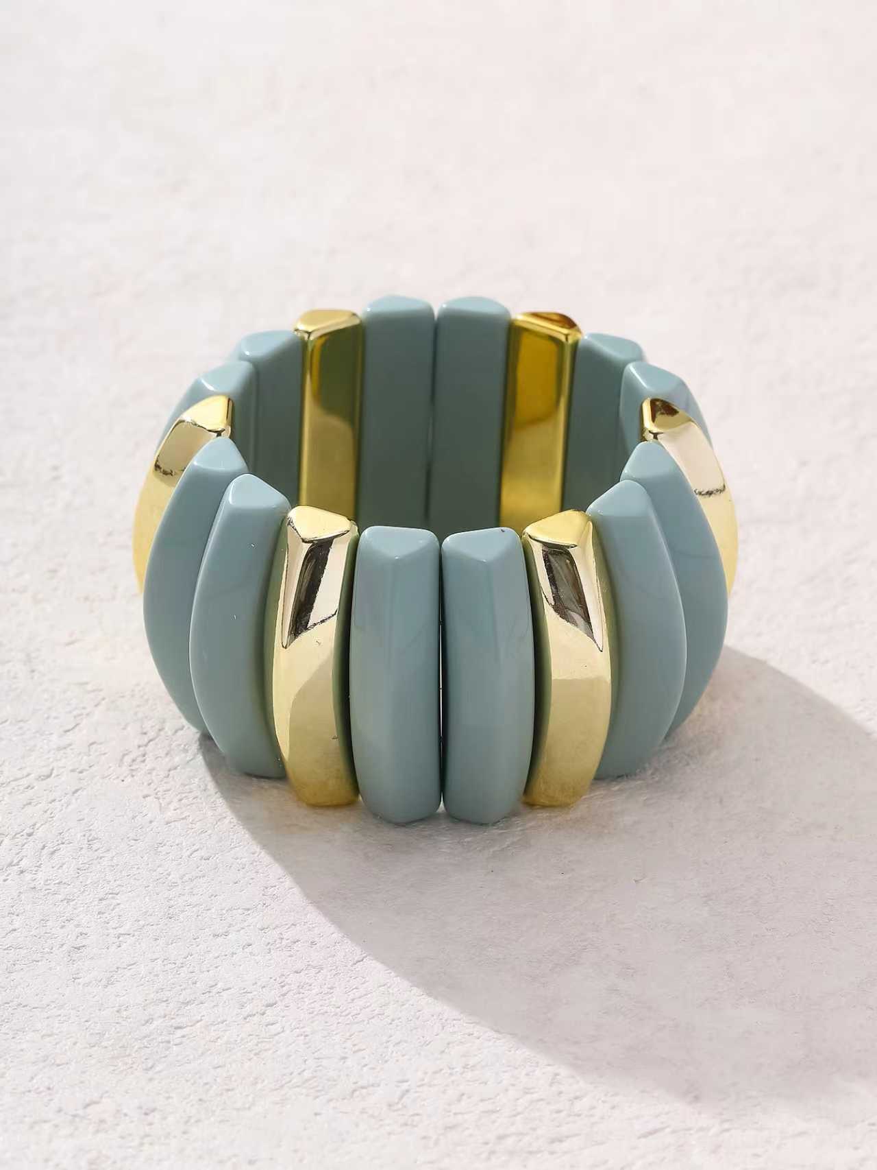 New acrylic rectangular triangular bracelet, with a unique, unconventional and exaggerated style, is fashionable, distinctive and high-end details Picture