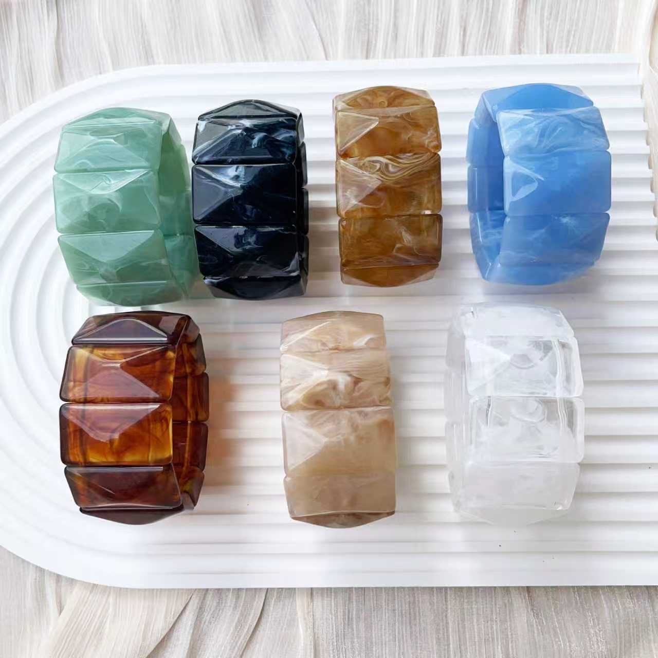 This retro acrylic geometric rectangular bracelet features a simple and niche European and American design, exuding a sense of elegance and sophistication. It is a feminine jewelry Specification image