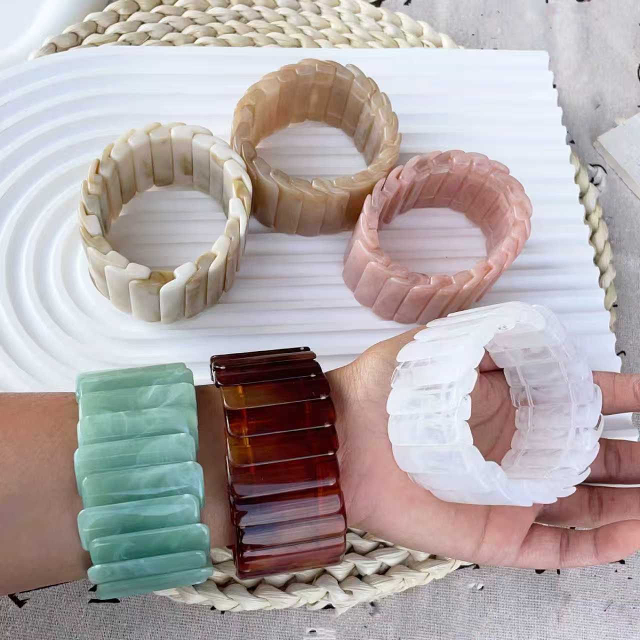 New European and American InS-style fashionable ladies' trendy acrylic fish-scale-shaped bracelet, handcrafted wholesale detail image 4