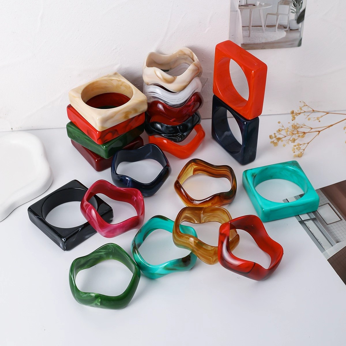 Wholesale of new exaggerated marble-patterned square resin bracelets from Europe and America, retro and individual geometric multi-color jewelry for women Application Scenario