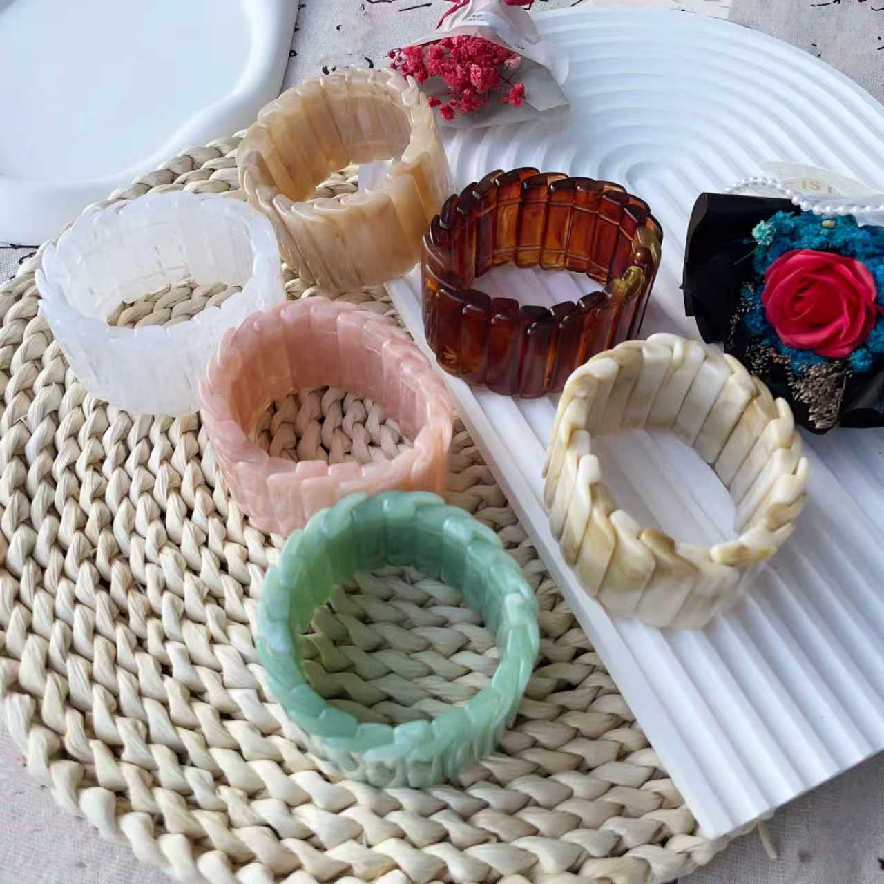 New European and American InS-style fashionable ladies' trendy acrylic fish-scale-shaped bracelet, handcrafted wholesale