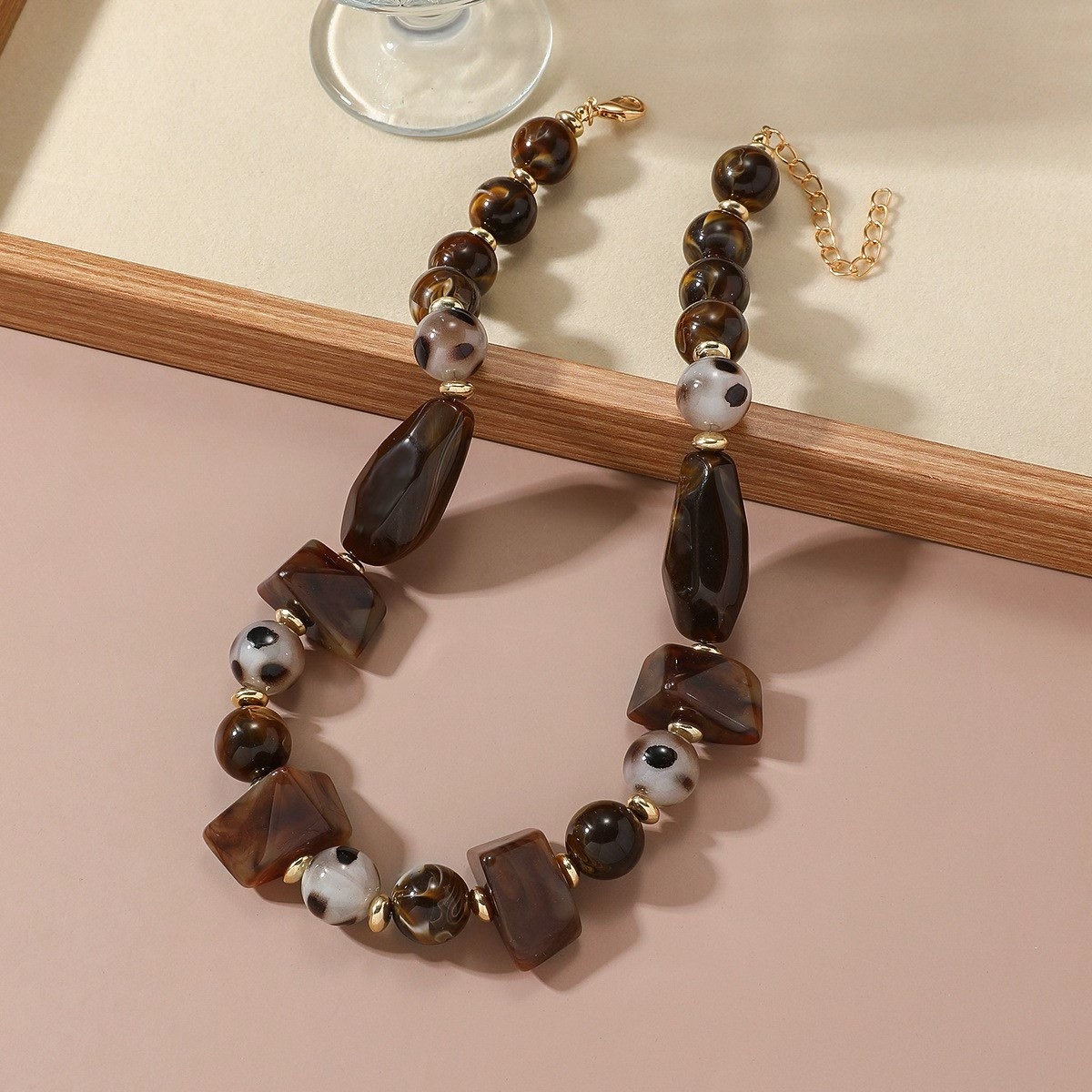A new high-end Maillard oval coffee leopard print beaded necklace for autumn and winter in Europe and America, with a light luxury and high-end feel, is a versatile necklace Specification image