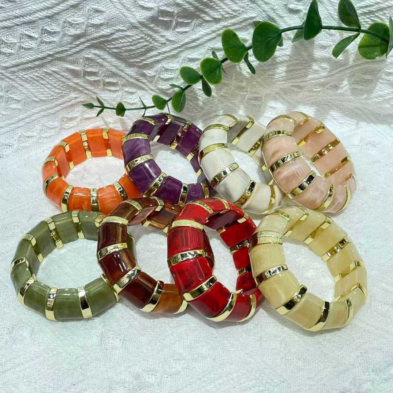 The new best-selling acrylic elastic rope bracelet features a simple and elegant Maillard style. It exudes a sense of luxury and is retro, exaggerated and cross-border detail image 4