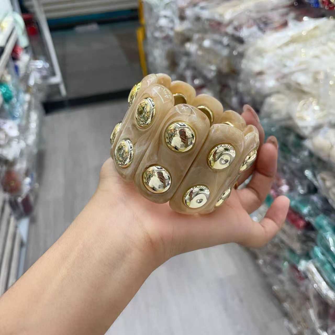 Middle East foreign trade niche retro high-end bracelet, double-layer design, handcrafted elastic rope wide rivet bracelet, resin Application Scenario