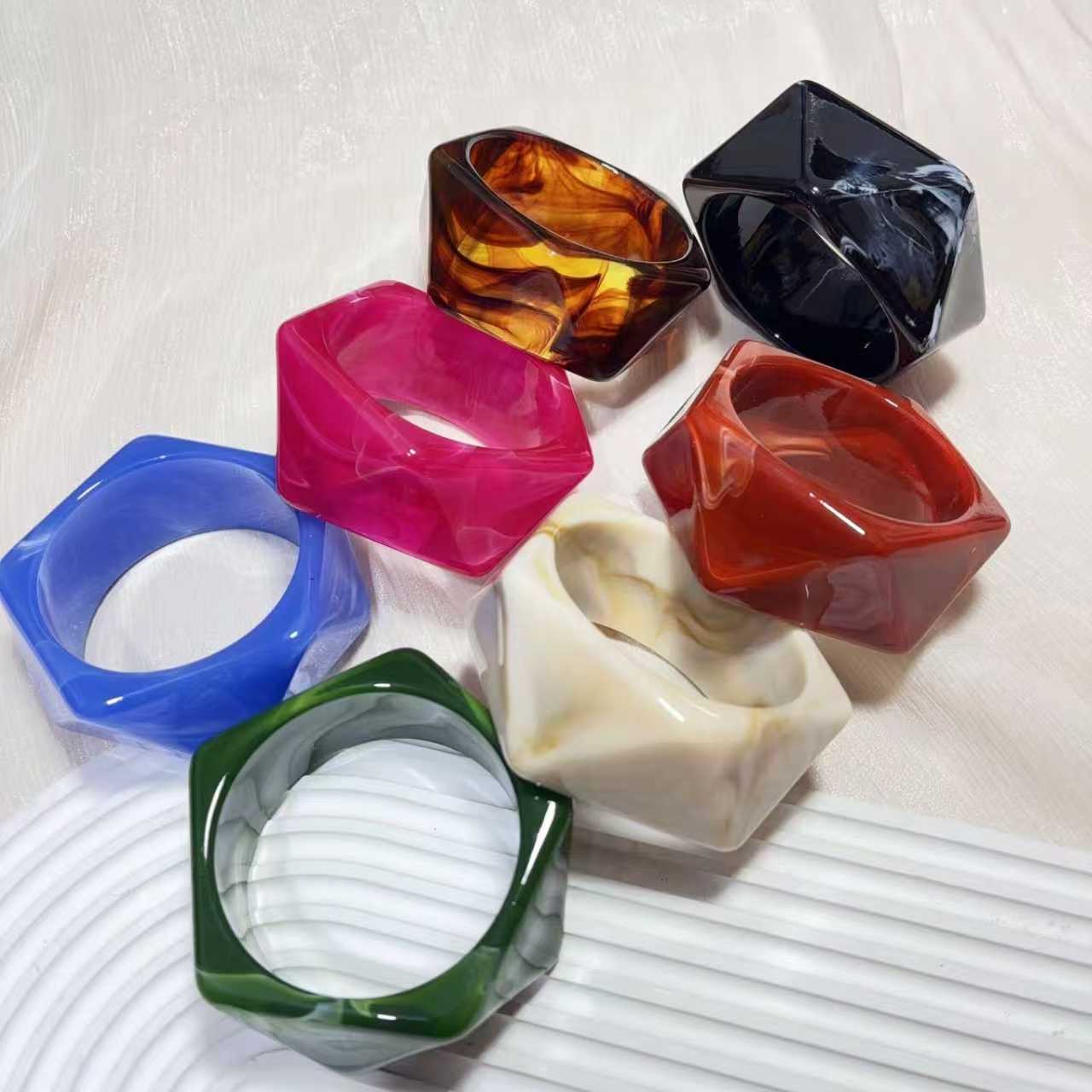 New European and American irregular resin round bracelet, a fashionable, sweet, simple and elegant wristband, a niche and high-end accessory