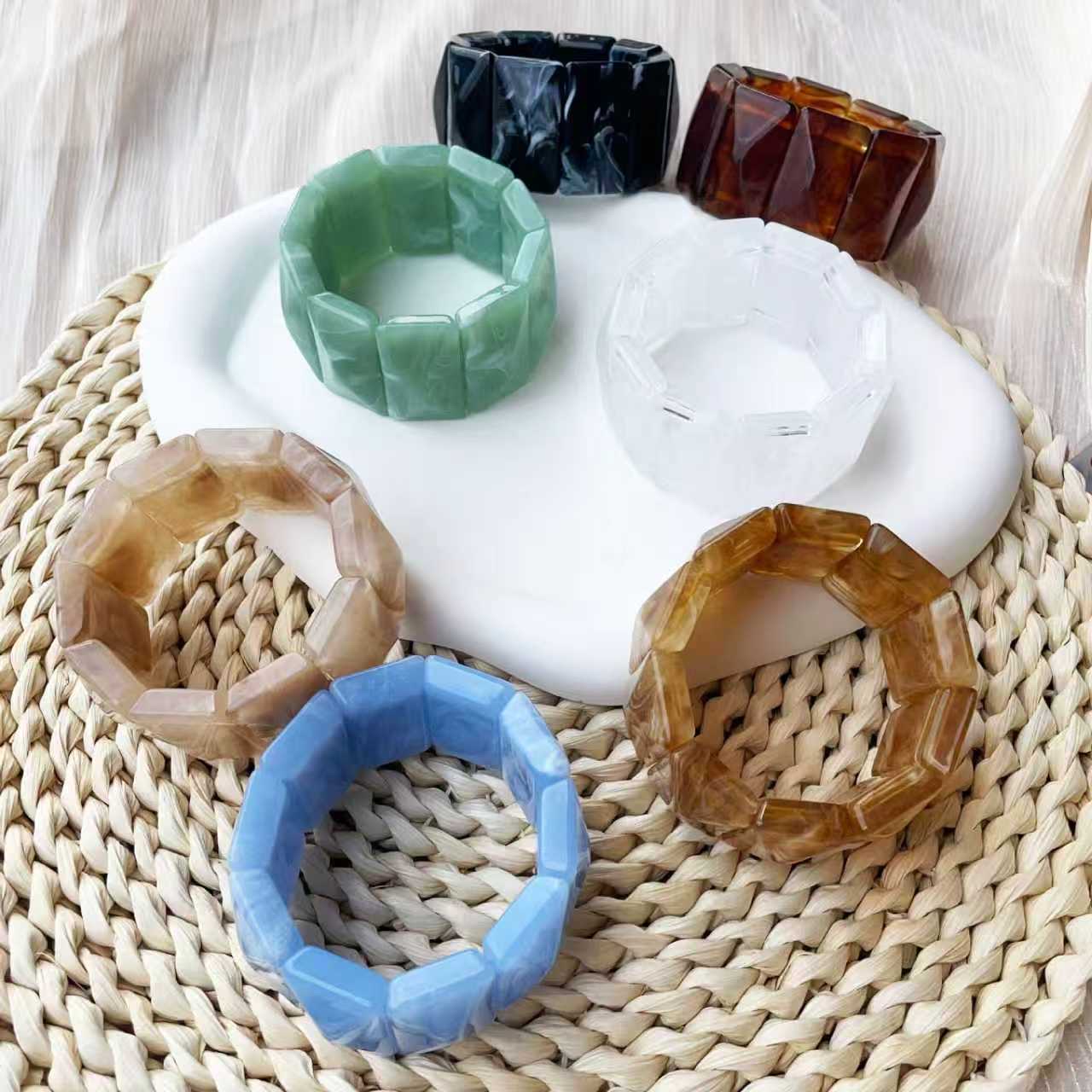 This retro acrylic geometric rectangular bracelet features a simple and niche European and American design, exuding a sense of elegance and sophistication. It is a feminine jewelry