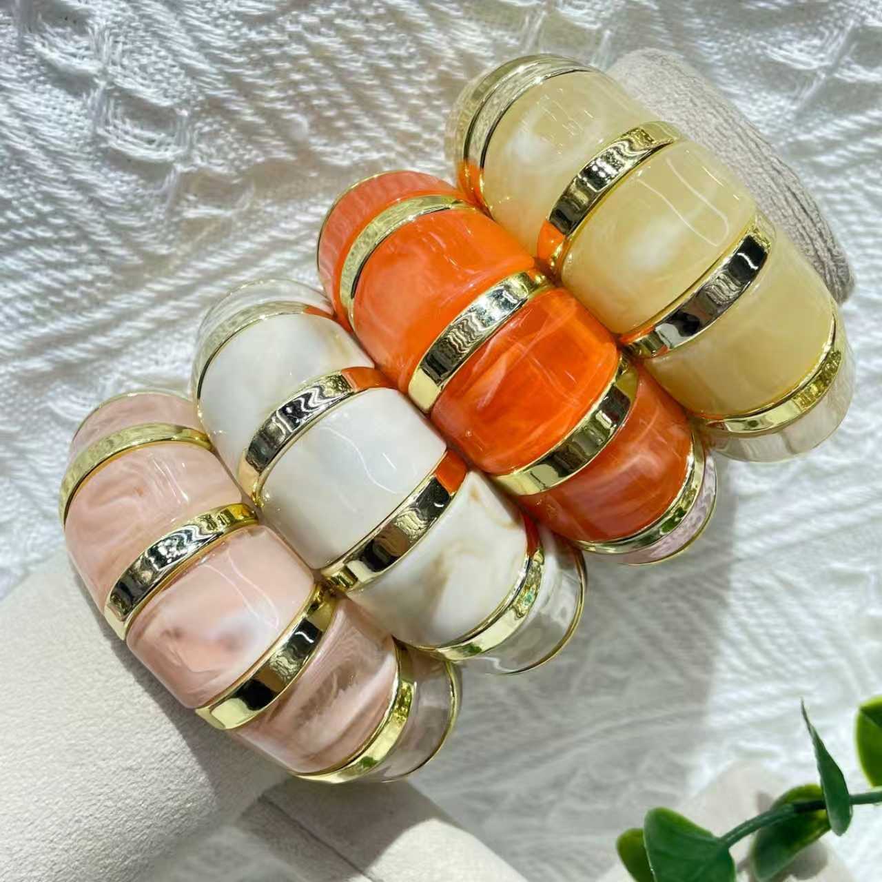 The new best-selling acrylic elastic rope bracelet features a simple and elegant Maillard style. It exudes a sense of luxury and is retro, exaggerated and cross-border details Picture