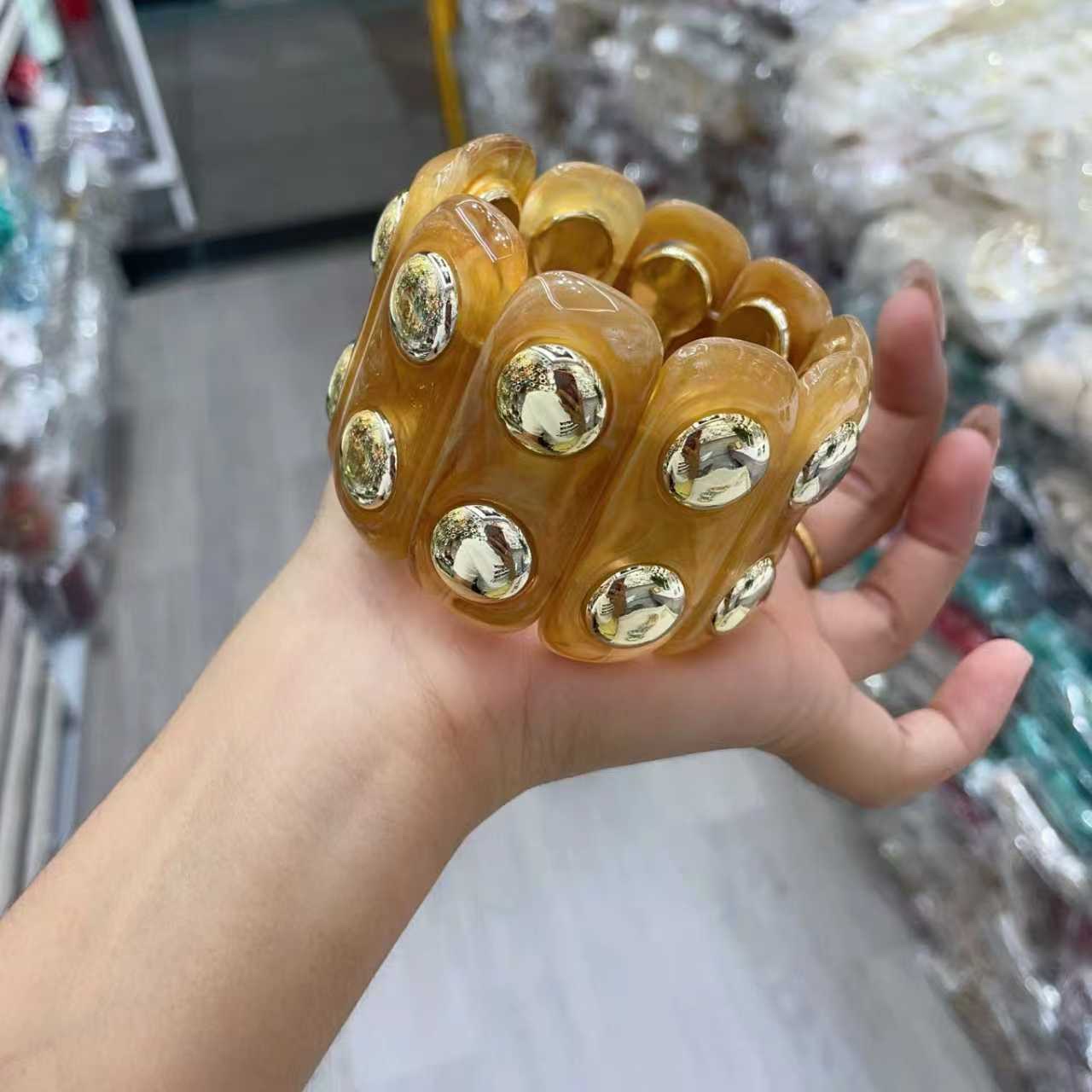 Middle East foreign trade niche retro high-end bracelet, double-layer design, handcrafted elastic rope wide rivet bracelet, resin Specification image