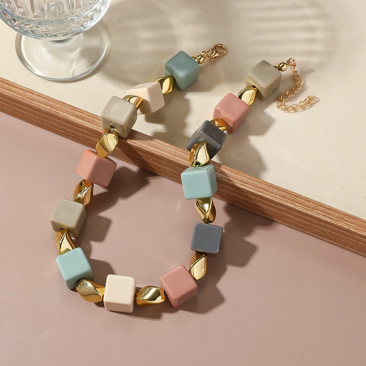 European and American dopamine retro artistic resin square necklace, beaded geometric collarbone chain, fashionable and niche style necklace details Picture