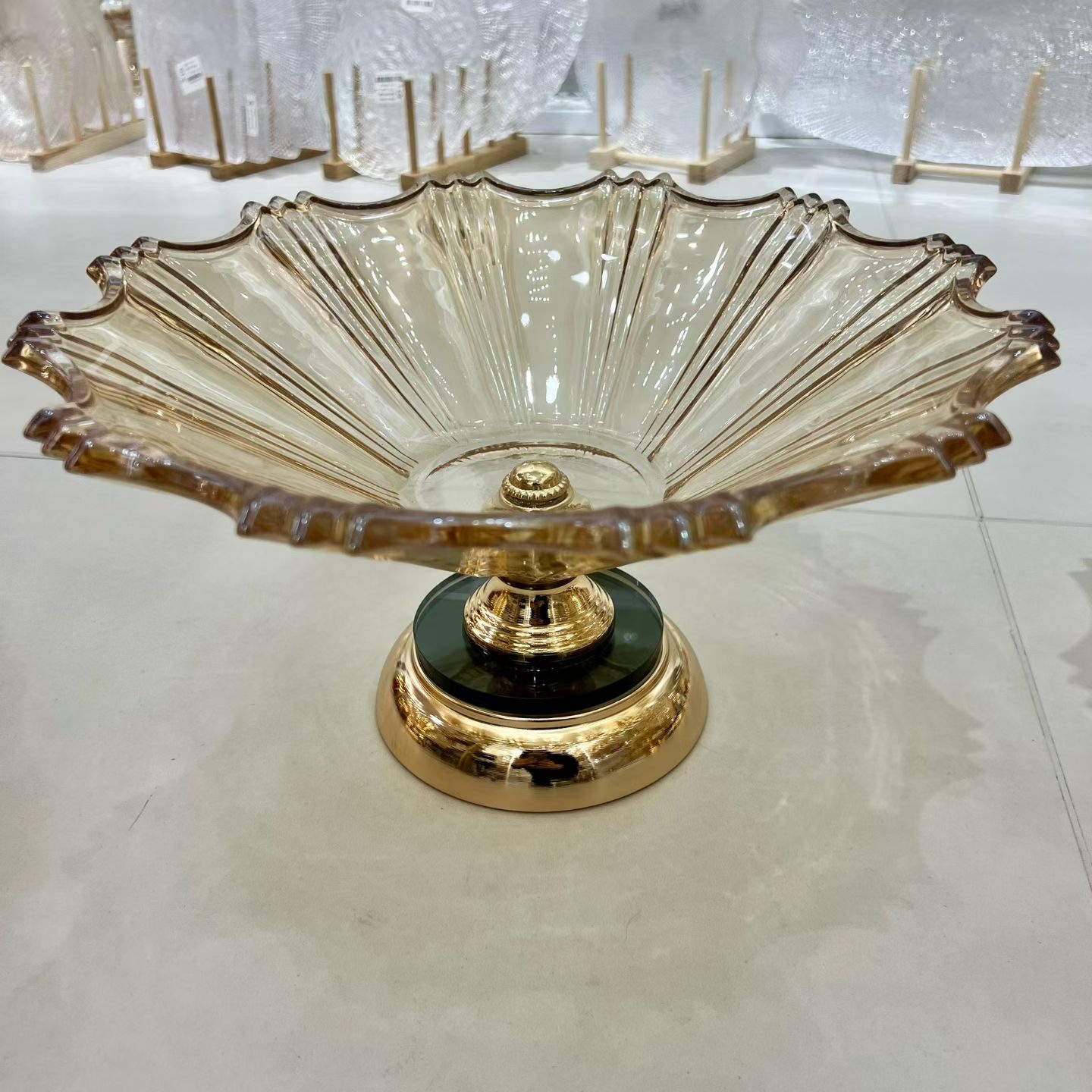 Crystal glass fruit plate, dried fruit box, fruit plate display stand, multi-functional dried fruit display plate, glass fruit basin with base, home creative decoration Item Picture