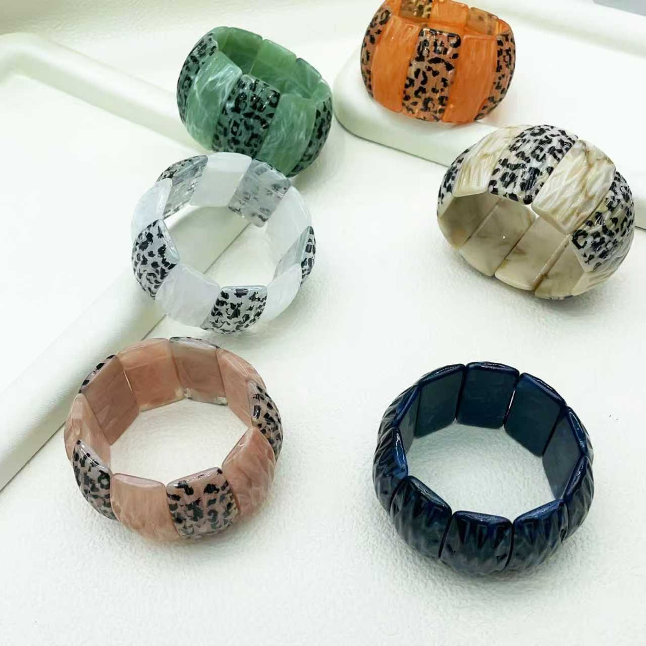 The retro rectangular patchwork leopard print bracelet exudes a light luxury and high-end feel. It features a simple, fashionable and niche design that is versatile
