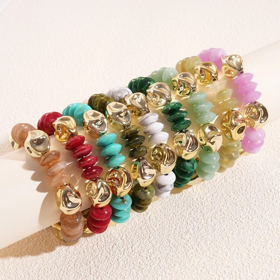 European and American acrylic beaded irregular round bracelet, retro, niche, exaggerated, elegant and high-end jewelry for women details Picture