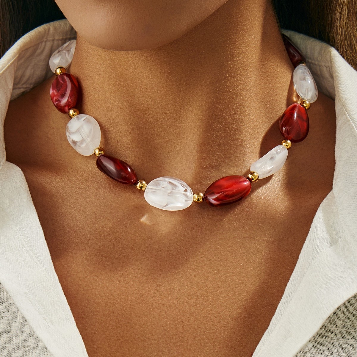 A new and popular cross-border Baroque-shaped button resin beaded necklace from Europe and America, versatile, niche and elegant collarbone chain