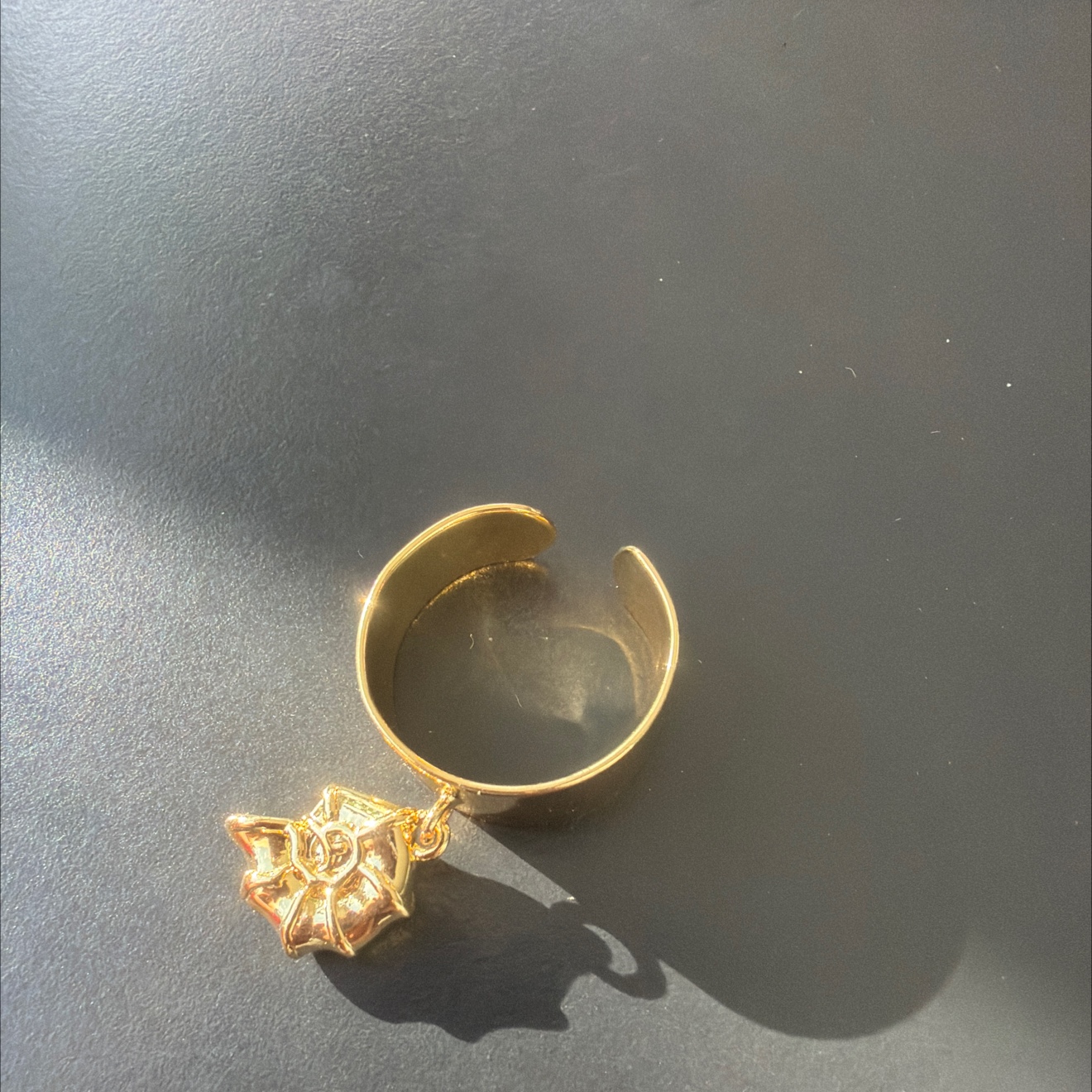 Anillo cepillado medio con adornos vacíos anillo de perlas accesorios de anillo simple de moda se adapta a muchos estilos de diseño,
