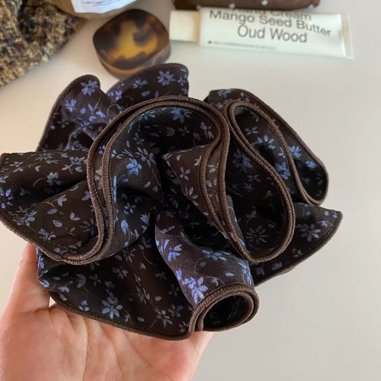 Amber Flowing Light Style ~ Korean four-layer floral large intestine hair band, retro forest style, bun hairstyle, high-end look, hair tie and hair band detail image 2