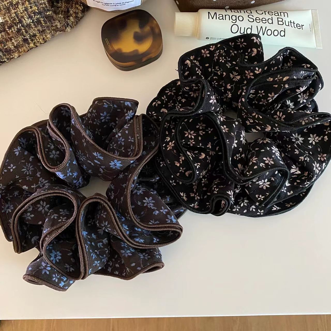 Amber Flowing Light Style ~ Korean four-layer floral large intestine hair band, retro forest style, bun hairstyle, high-end look, hair tie and hair band detail image 4