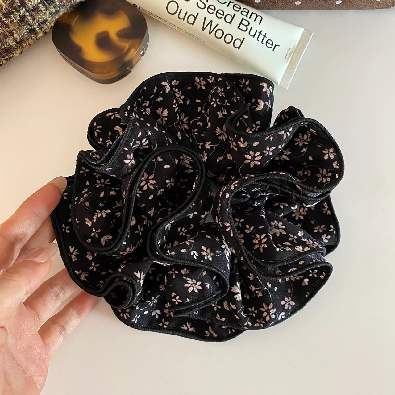 Amber Flowing Light Style ~ Korean four-layer floral large intestine hair band, retro forest style, bun hairstyle, high-end look, hair tie and hair band Application Scenario