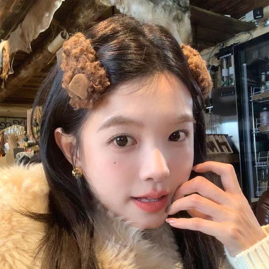 Shark clip, New Year Red hair clip, scratch clip, duckbill clip, hair accessory, hairstyle clip, hair accessory, hair clip accessory, women's fashionable and versatile hair clip