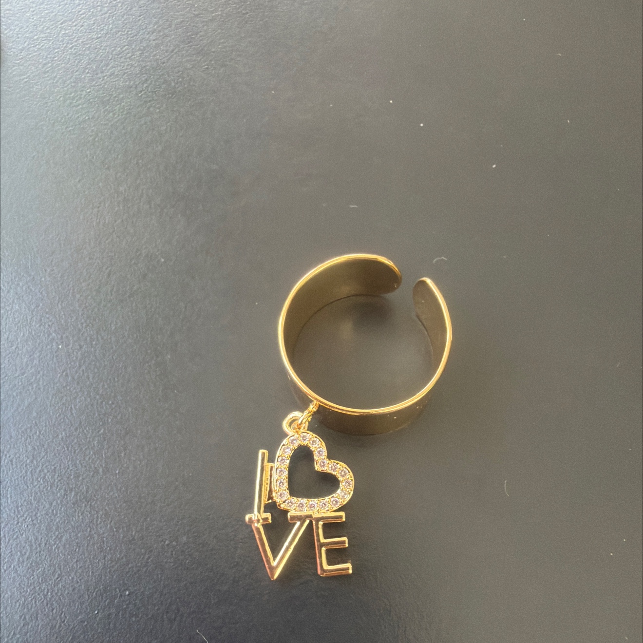 Among the exquisite items, there are ancient brushed rings, hollow jewelry, pearl rings, fashionable, simple and versatile ring accessories for women