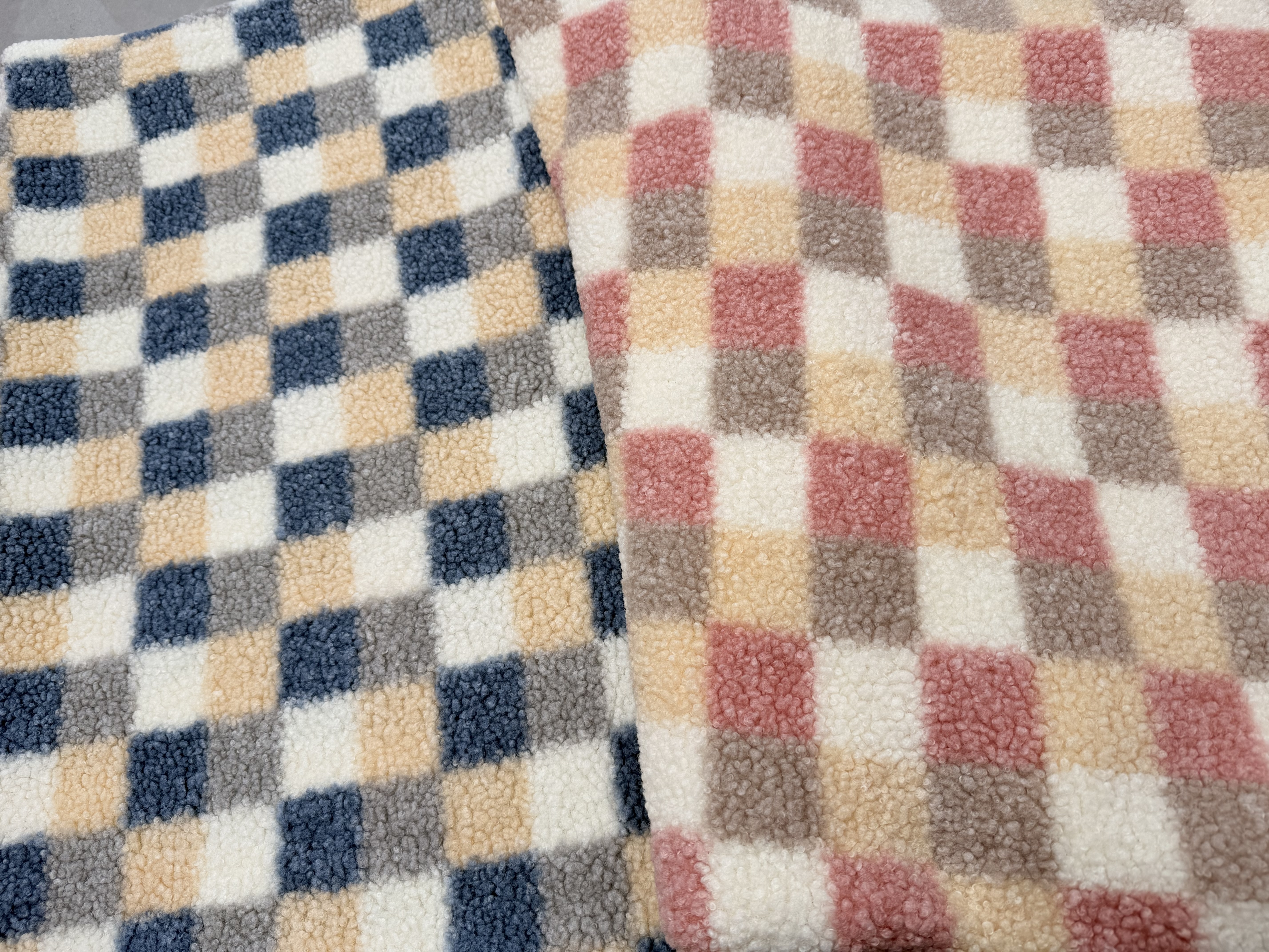 The factory supplies Altai printed fabric, granular plush, Altai curly plush fabric, clothing and home plush in stock details Picture
