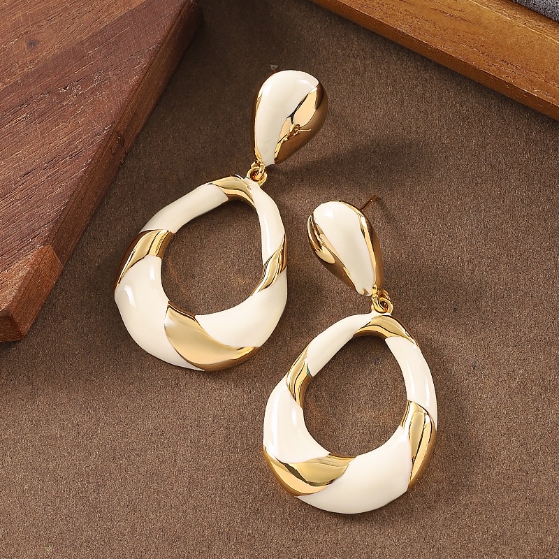 French-style artistic and retro mid-ancient style irregular oil-dripping geometric oval earrings, light luxury, niche and individual silver needle earrings Specification image
