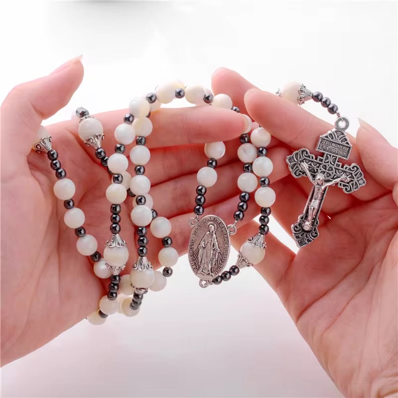 Factory direct sales of glass black gallstone religious jewelry, Jesus Cross necklace Specification image