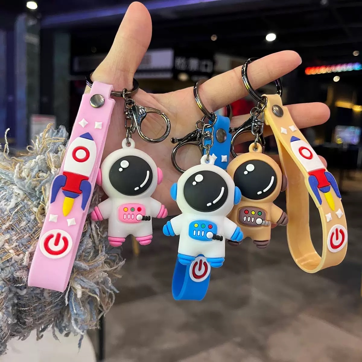 2024可爱钥匙扣女款太空人造型挂件时尚配件钥匙挂饰多色可选