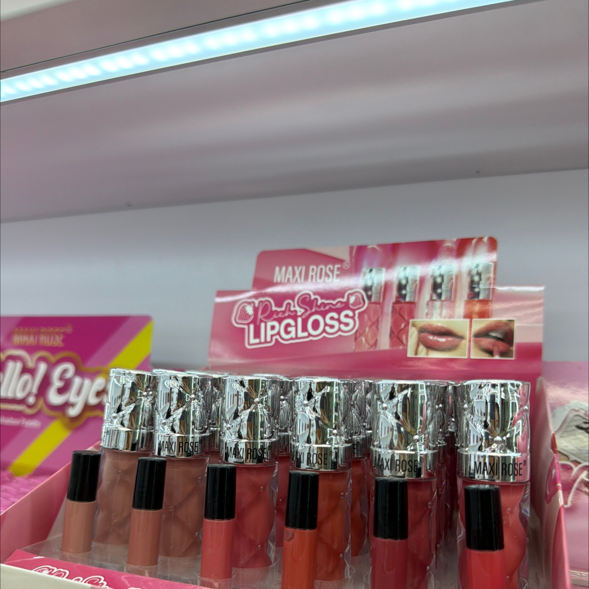 Glossy lip gloss