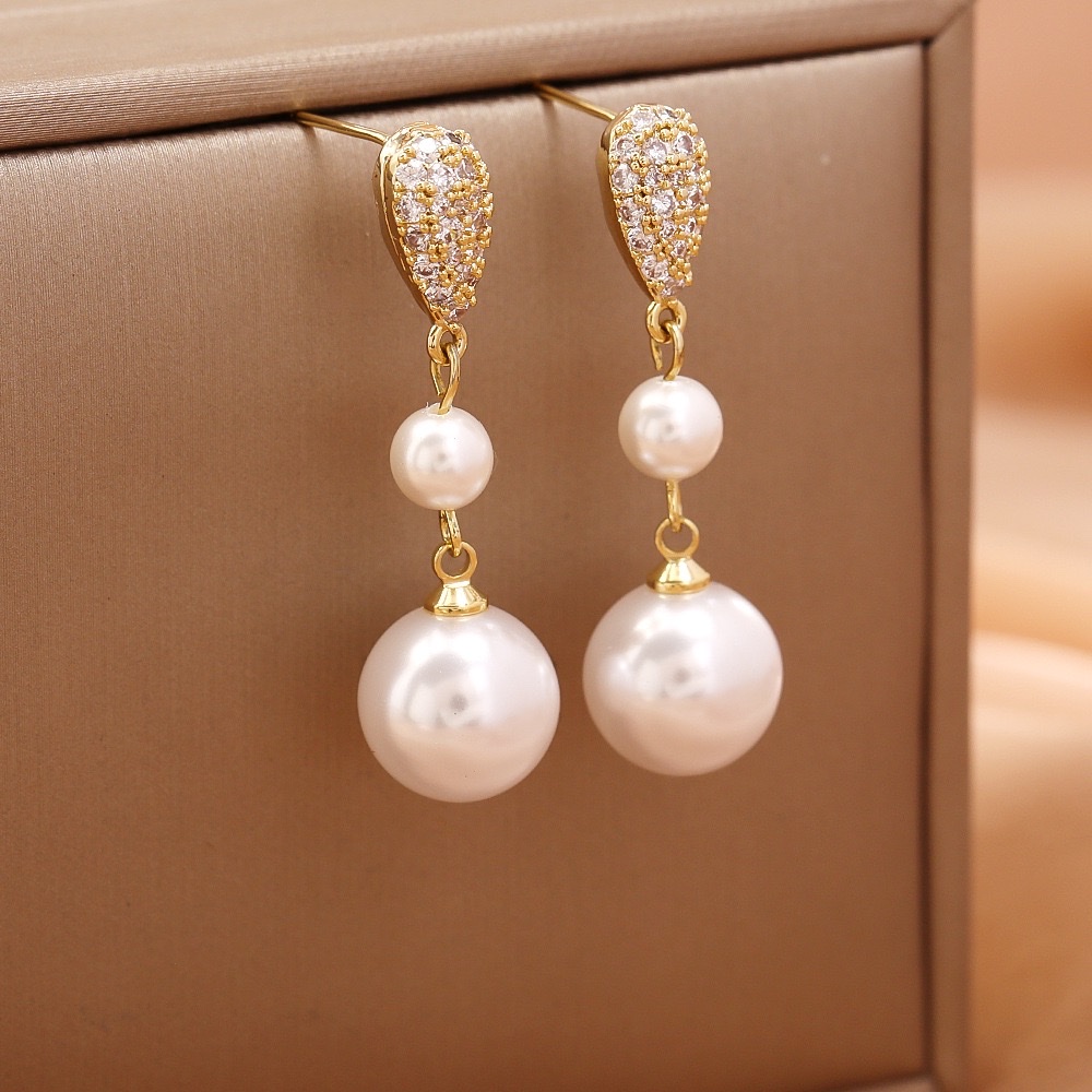 Fashionable pearl stud earrings are dazzling, simple and elegant, versatile women's stud accessories, a trendy new style