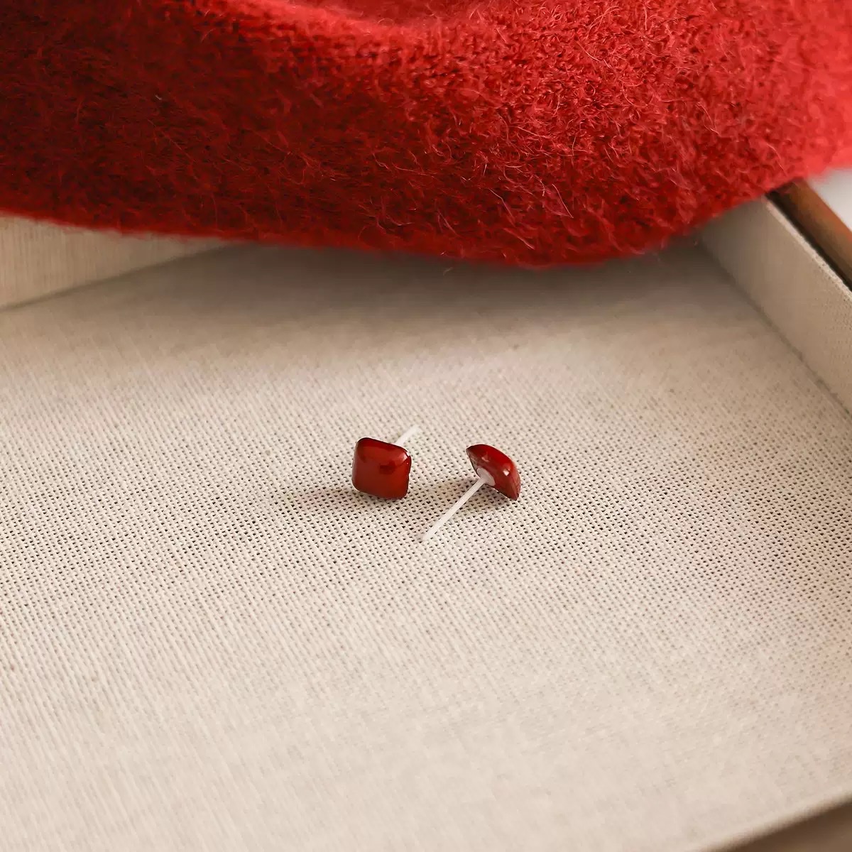 新款生物瓷耳钉不易过敏睡觉免摘小巧百搭可爱小众养耳气质耳饰