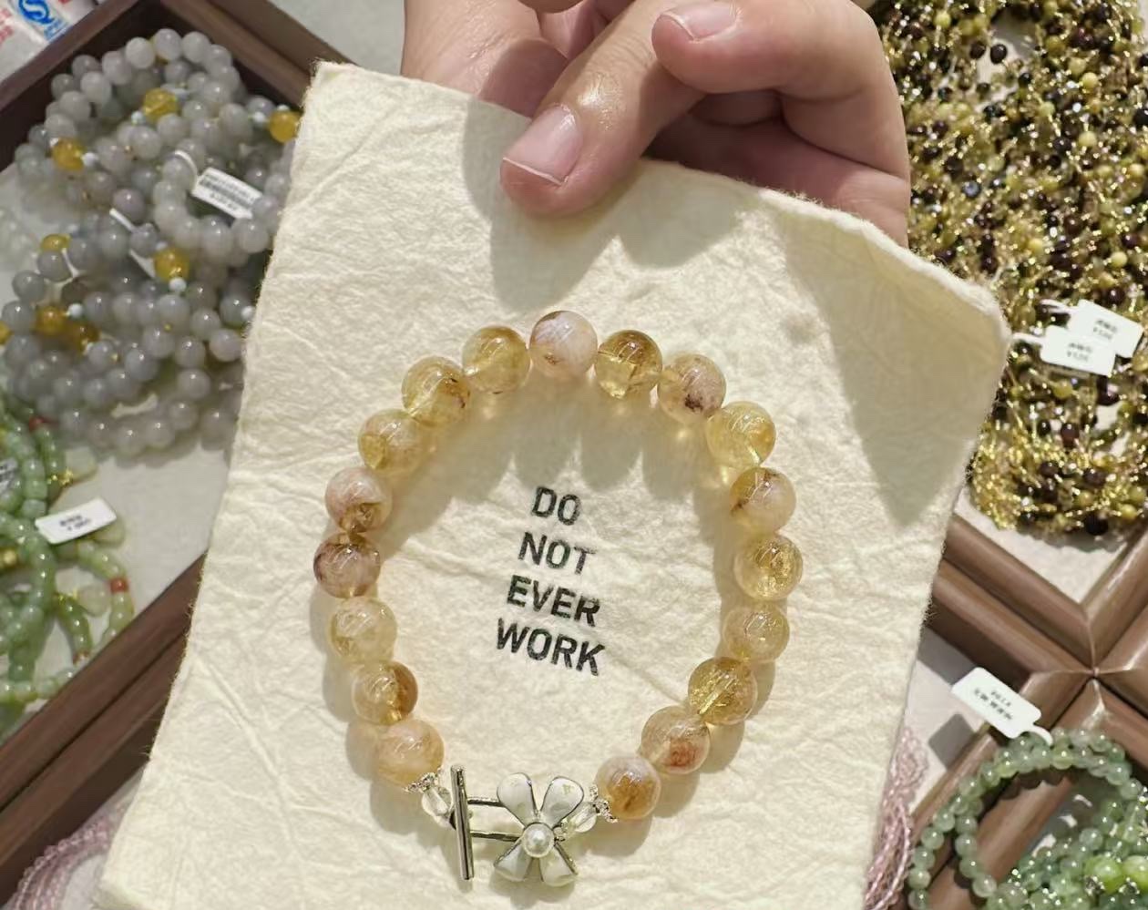 黄塔晶配别针扣手串时尚珠宝产品图