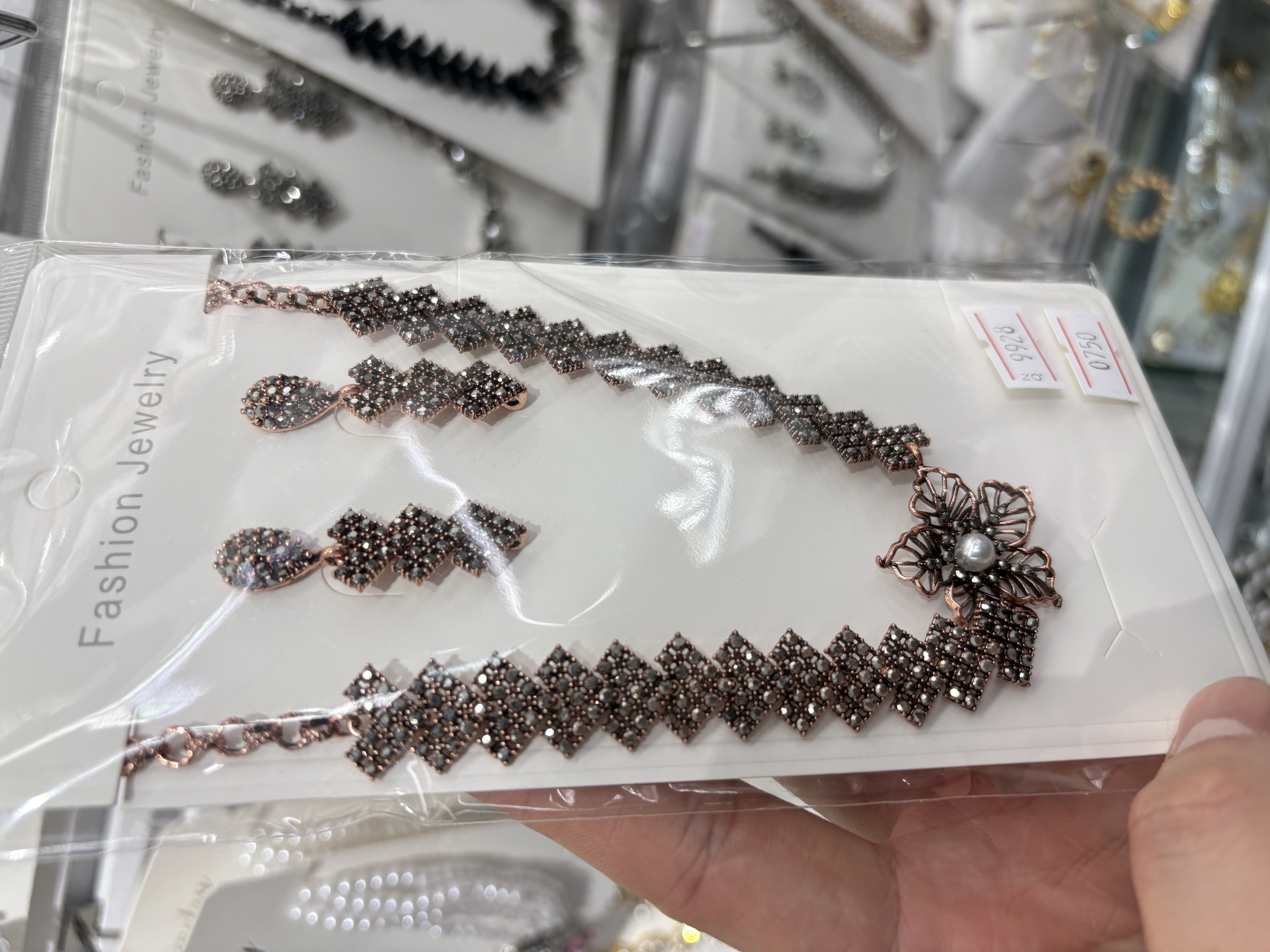 Necklace, earring set, fashionable and trendy jewelry Specification image