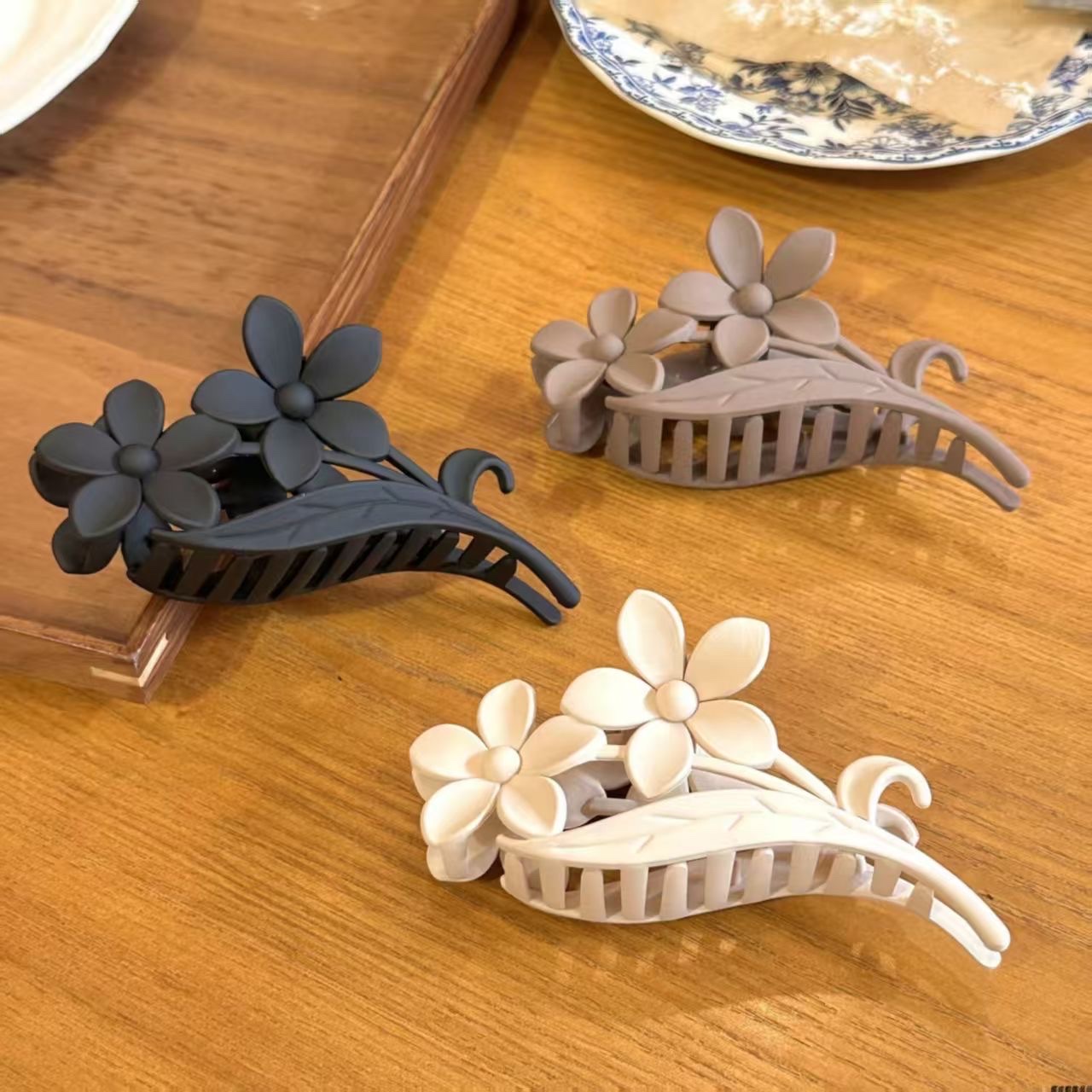 The shark clip, a Chinese-style headwear with Han elements and flowers, is stylish and has a high level of appearance. It is a bestseller. The back clip is versatile for daily use detail image 3