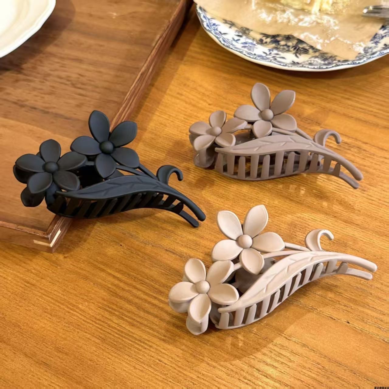 The shark clip, a Chinese-style headwear with Han elements and flowers, is stylish and has a high level of appearance. It is a bestseller. The back clip is versatile for daily use detail image 4