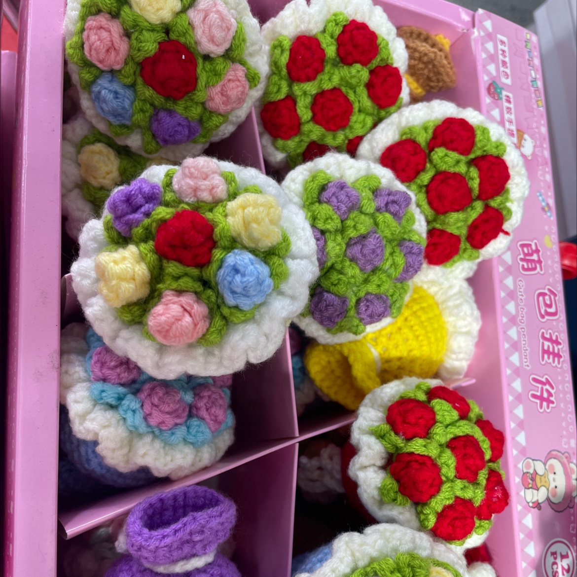 迷你手捧花钩织钥匙扣挂件手工钩织挂架毛线钩织定制挂件产品图