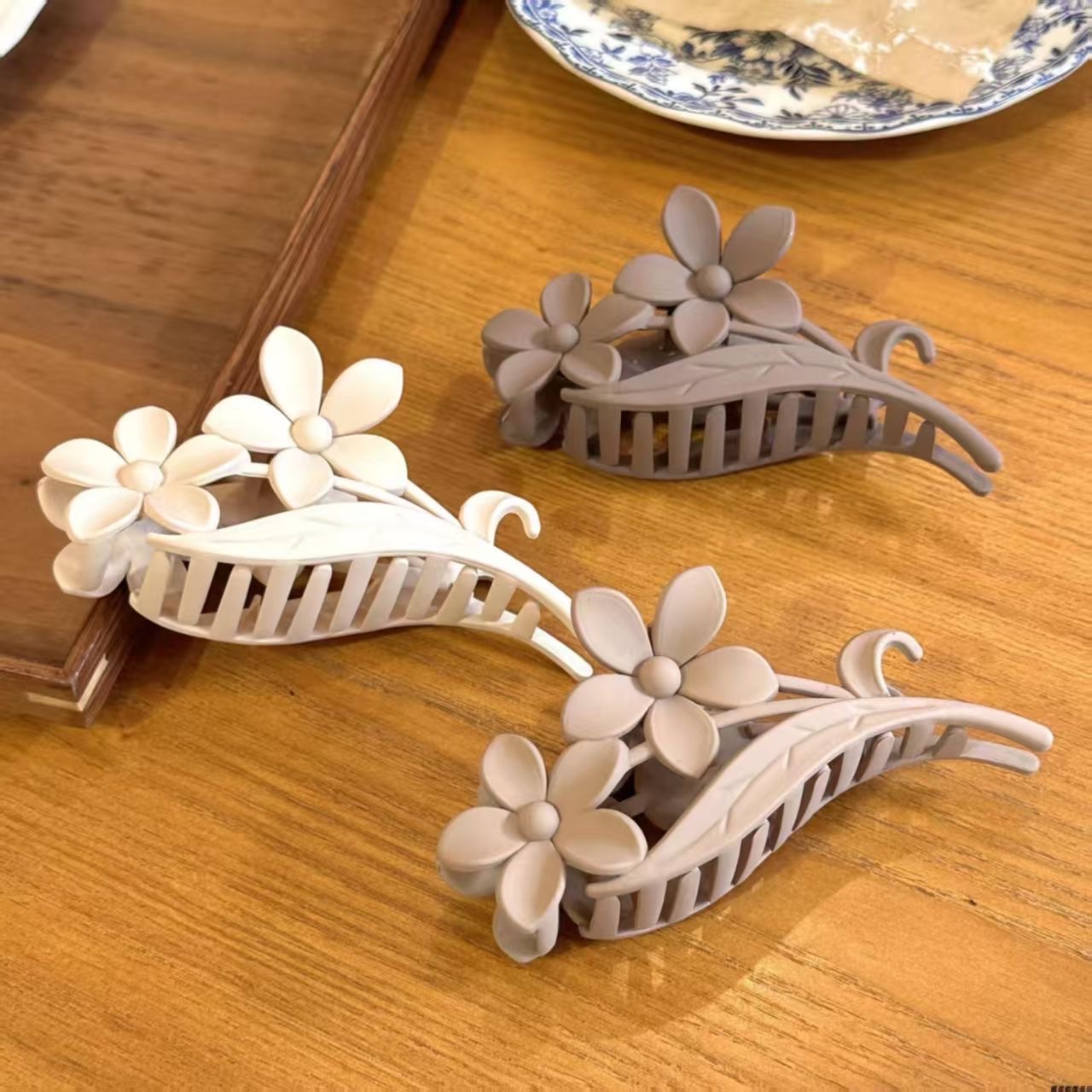 The shark clip, a Chinese-style headwear with Han elements and flowers, is stylish and has a high level of appearance. It is a bestseller. The back clip is versatile for daily use Specification image