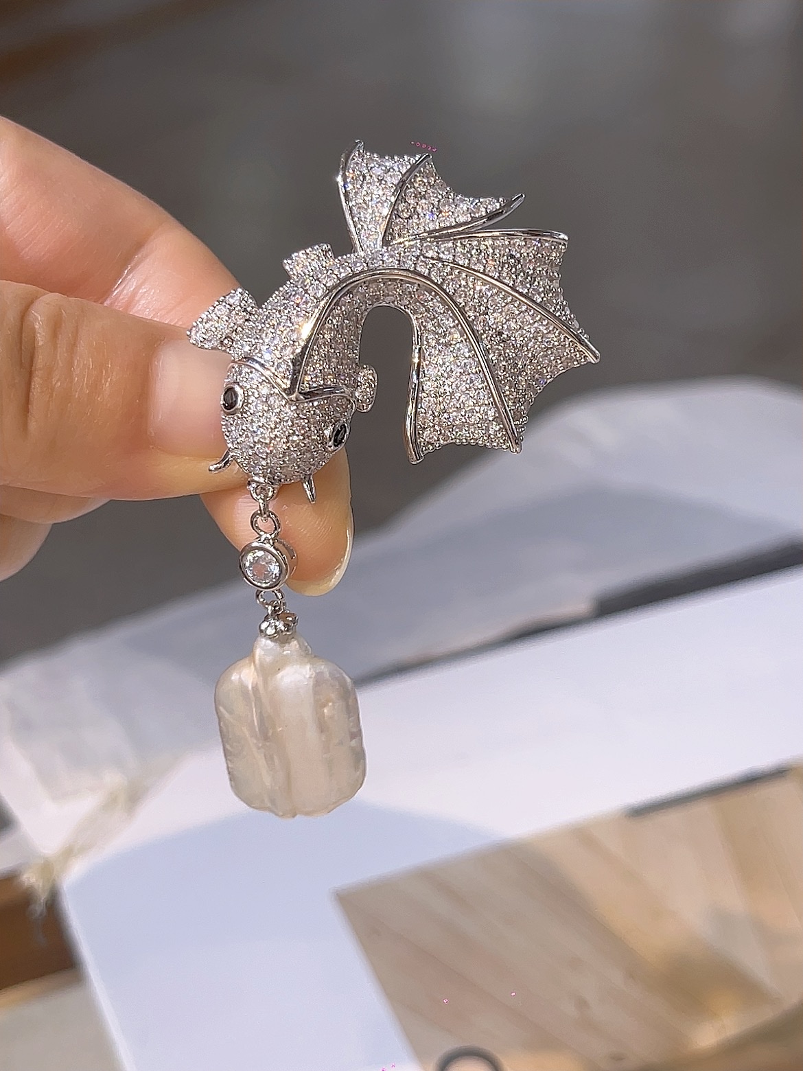 鱼胸针白色